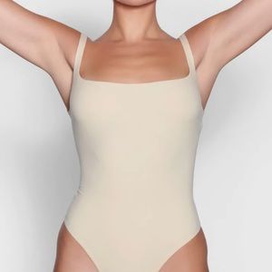 Skims Fits Everybody Square Neck Bodysuit Sand Women's Size XXS New With Tags